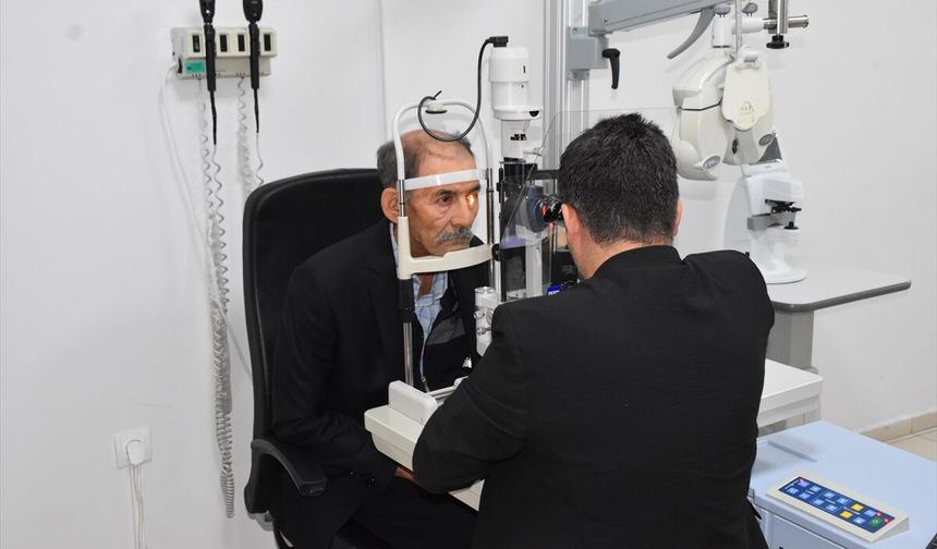 Görme yetisini kaybeden Mustafa Suna, Afyonkarahisar Sağlık Bilimleri'ndeki operasyonla yeniden görmeye başladı
