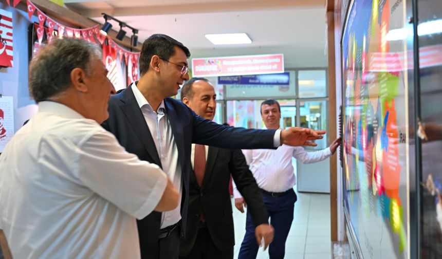 Uşak Mahmut Özgöbek'teki öğrencilerin dondurma talebini geri çevirmedi