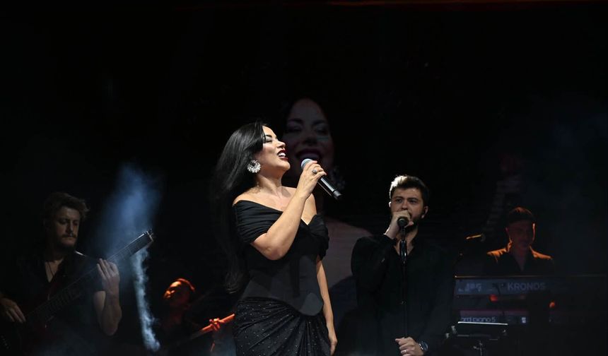 Zara, Demirci'nin kurtuluşu kapsamında bir konser verdi