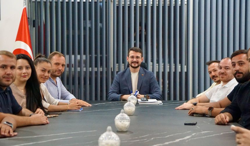 AK Parti Uşak İl Gençlik Kolları Başkanlığı'nı bırakan İsmet Özkan, parti teşkilatıyla vedalaştı