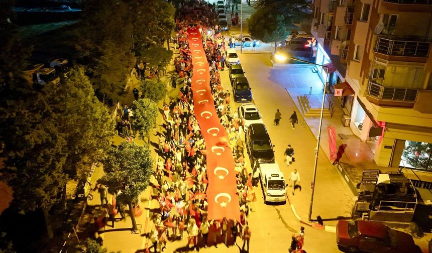 Uşak'ta 30 Ağustos nedeniyle gerçekleşen Fener Alayı'nda dev Türk Bayrağı açıldı