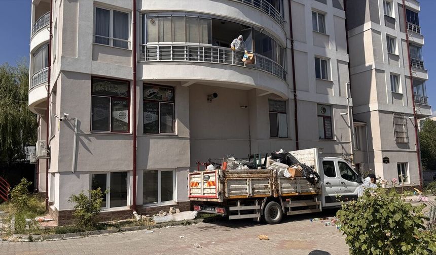 Kütahya'daki emekli profesörün evinden kamyon dolusu çöp çıktı