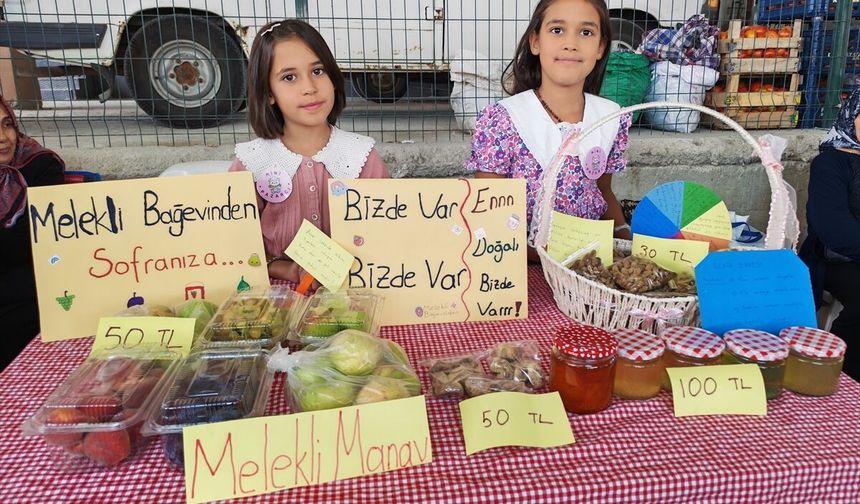 Demirci'de 7 ve 13 yaşındaki çocuklar pazarda tezgah açtı