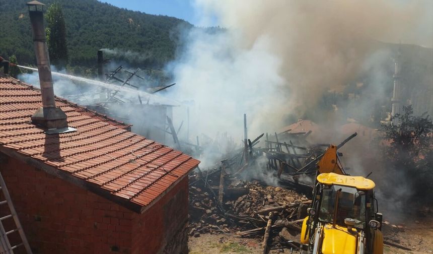 Banaz'ın Afyon sınırındaki Hocalar'da Hüseyin ve Ramazan Yılmaz'a ait evde yangın çıktı