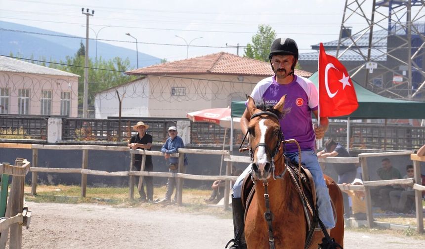 Türkiye'nin dört yanında Kütahya'ya gelen atlar, Türkiye şampiyonası için koştu