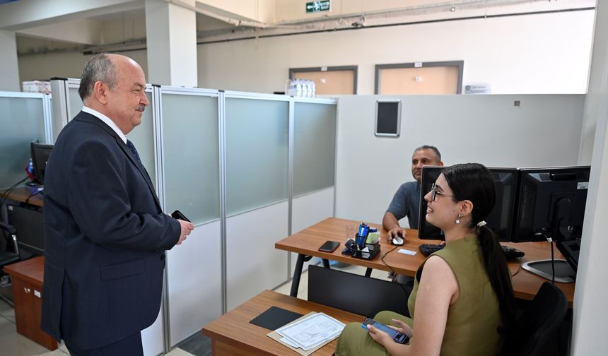 Uşak Üniversitesi Rektörü, yeni kayıt yaptıran öğrencilerle görüştü