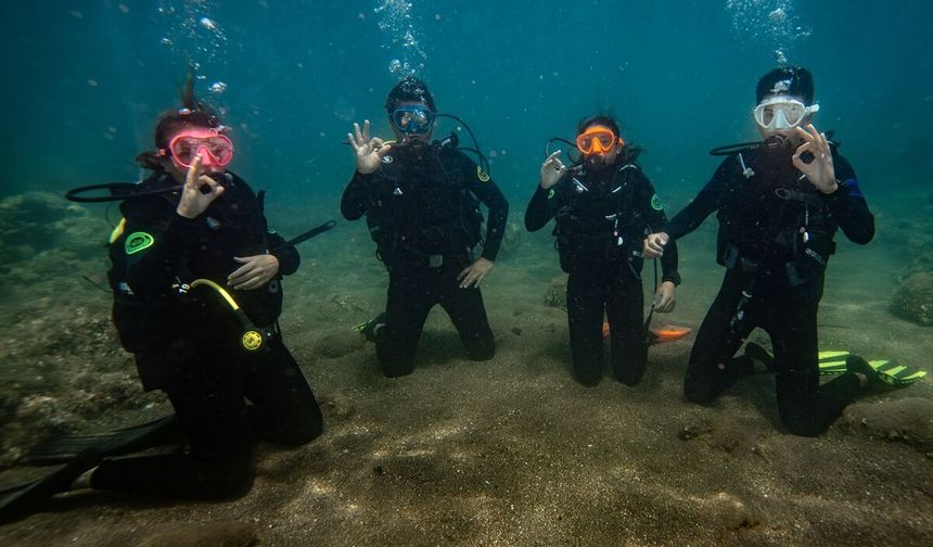 Karaburun'da ailecek dalış keyfini yaşıyorlar