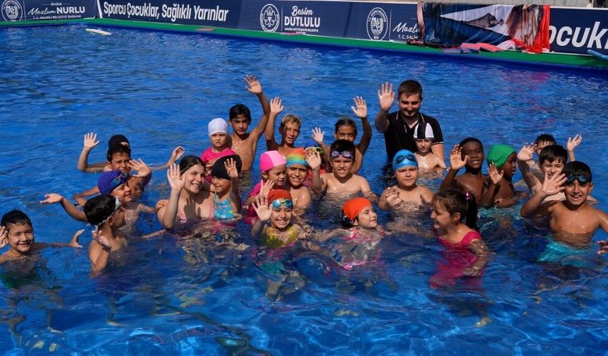 Kula'daki çocuklar, Kula Belediye Meydanı'ndaki portatif havuzda serinliyorlar