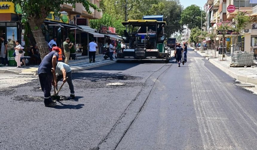 Salihli'nin Şüheda Caddesi'ne asfalt atılıyor