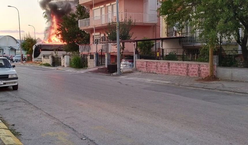 Uşak Kamalöz Pazaryerinin karşısında park halindeki midibüs yandı