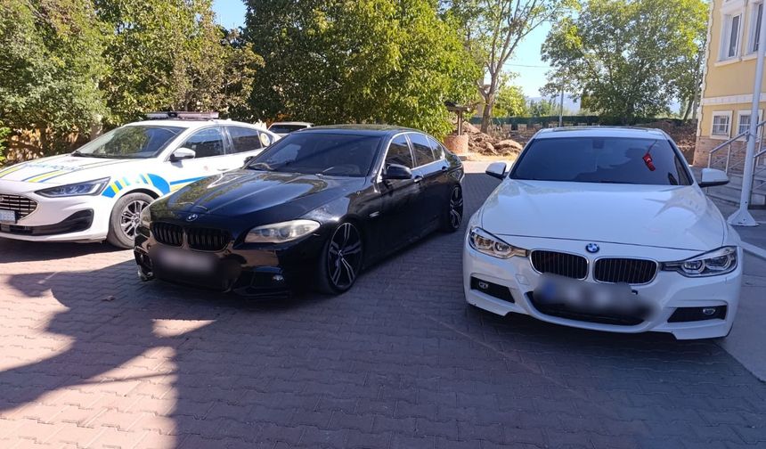 Banaz'da drift atılan 2 BMW otomobil emniyete çekildi
