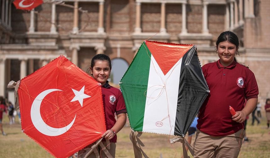 Gazzeli çocuklar için Sardes Antik Kenti'nde balon ve uçurtma uçuruldu