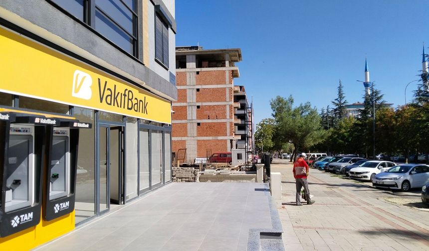 Uşak Vakıfbank Cadde Şubesi, Şeref Caddesine taşındı
