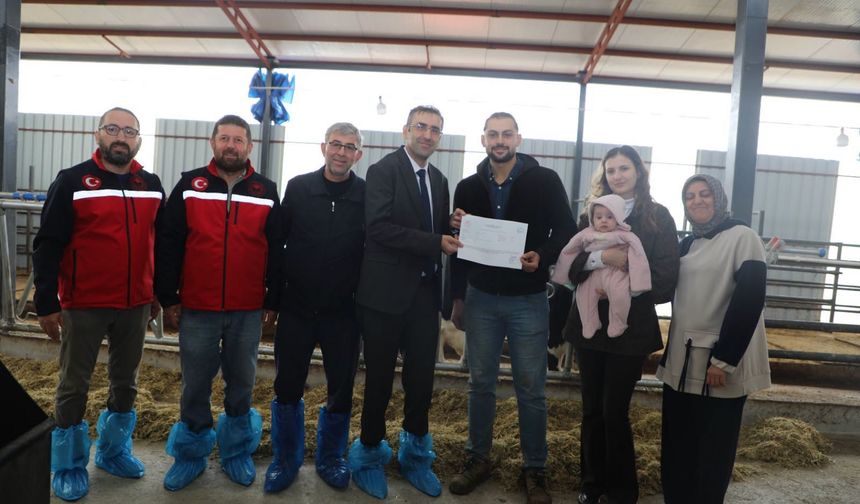 Uşak İl Tarım Müdürlüğü, Mesudiye'deki Mehmet Ali Özteke'ye ari işletme belgesi verdi