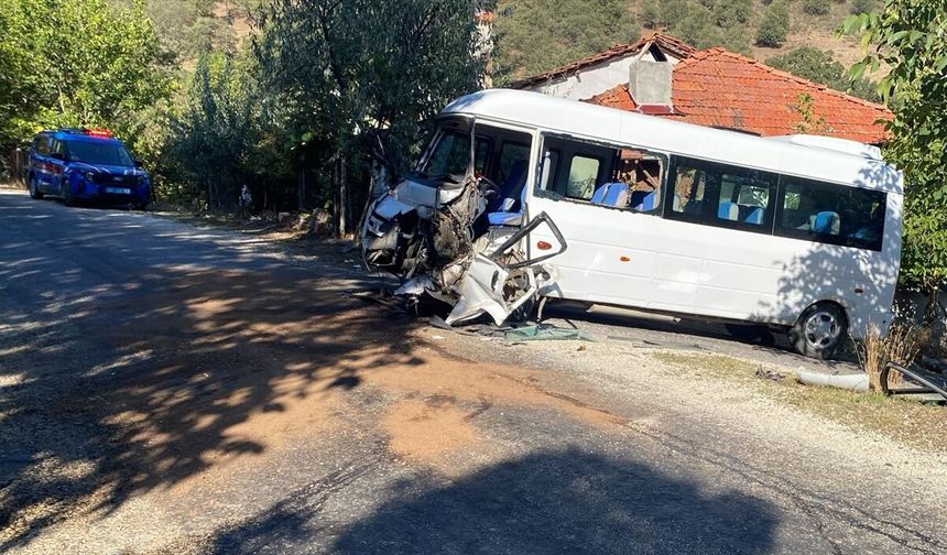Uşak Paşacıoğlu köyünde okul servisi ve kamyon çarpıştı