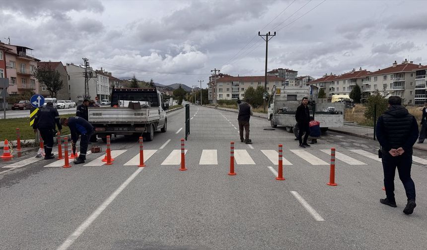 Kütahya Yunus Emre Caddesindeki geçtiği arazinin tapu sahibi mahkemeyi kazanınca yolun bir bölümü kapandı
