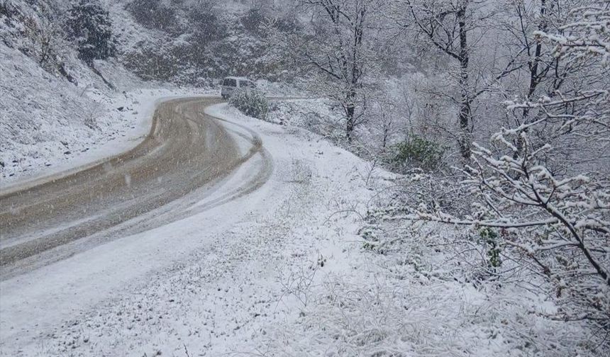 Uşak'ın komşusu Demirci ve Alaşehir'de mevsimin ilk kar yağışı
