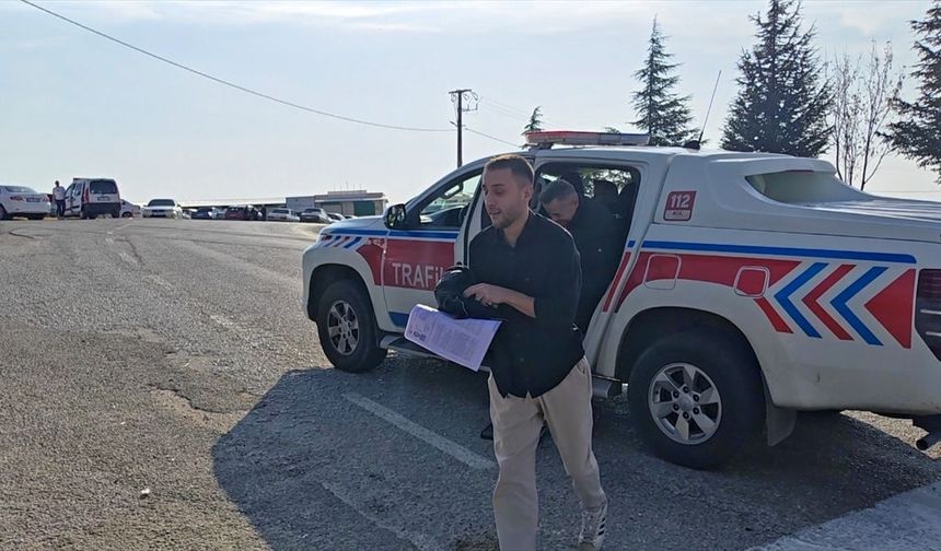 Demirci'de lastiği patlayan adayların imdadına Jandarma yetişti
