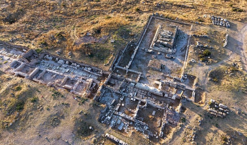 Büyük İskender'in Uşak Ulubey'e kazandırdığı kentten 2 bin 500 yıllık kutsal alan çıktı