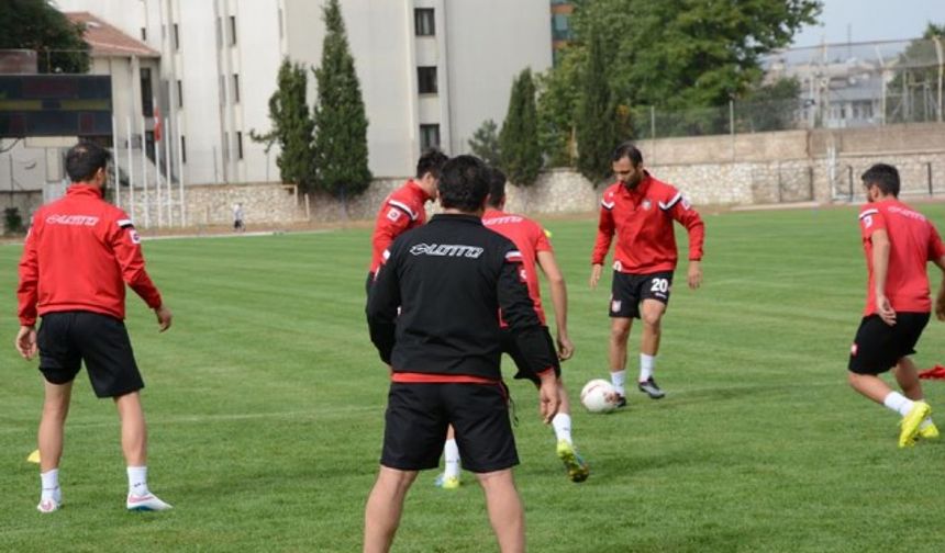 UTAŞ UŞAKSPOR ŞEHİTLER İÇİN DEV TÜRK BAYRAĞI AÇTI