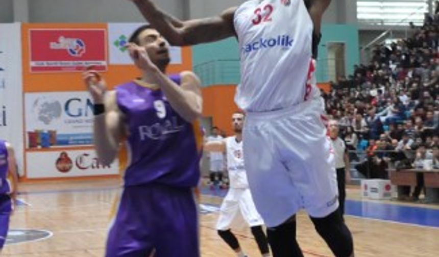 Royal Halı Gaziantep karşısında ilk maçı kaybeden Uşaksportif kendi evinde oynadığı ikinci maçta rovanşı alamadı. Uşaksportif maçı 64-74 kaybetti.