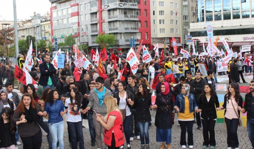 UŞAK’TA İÇİMİZE SU SERPEN TABLOLAR
İstanbul’da yine 1 Mayıs Kutlamalarına üzücü tablolar damgasını vururken, Uşak’ta İl Emniyet Müdürlüğü 1 Mayıs kutlamalarına katılan işçi ve memur sendika temsilcilerine çiçek verdi.. Sendika temsilcileri de polise çiçek verdi. Anıt önündeki kutlamalar, hiçbir üzücü olay yaşanmadan neşe içinde tamamlandı.