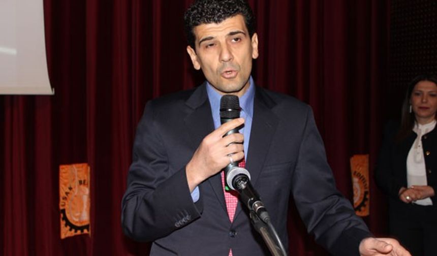 Eğiitm seminerinde emeği geçen herkese teşekkür ederek sözlerine başlayan KHB Uşak Genel Sekreteri Dr. Yalçın Atlı, “Sizin gayretiniz ve ilginiz bizi de mutlu kılıyor. Bu eğitim almak için gelen annelerimize ve anne adaylarına da gösterdiği ilgiden  dolayı çok teşekkür ederim. Benim önerim, anne adaylarının sezaryen yerine normal doğumu tercih etmeleridir. Sezeryan doğumlarda annelerin süt dengesi bozulmakta ve bekler gerekli sütü alamamaktadır. Bu da bebeklerin gelişmesine mani teşkil etmektedir. Normal yollarla yapılan doğumlarda, süt akışı daha çok olmakta, böylece bebek dha sağlıklı büyümektedir” dedi.