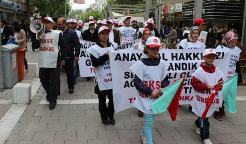 İşverenin, “Genleştirme Operasyonu” gerekçesiyle işten çıkardığı 30 işçi eylem yaptı. Ağaoğlu Tekstil Fabrikası’ndan işten çıkarılan Teksif-Sendikası üyesi 30 işçi işverenlerinin oteli ve Atatürk Anıtı önünde işten çıkarılmayı protesto ettiler.
Toplam 450 işçinin çalıştığı Ağaoğlu Tekstil Fabrikalarında işveren tarafından işten çıkarılan 30 işçi işten çıkarılmalarını protesto ederek eylem yaptılar. Teksif İş Uşak Şube İl Temsilcisi Recep Oktay, ‘işverenin gençlik operasyonu’ adı altında sendikal örgütlenmeyi kırmak için genç işçileri işten çıkardığını ve bu işçilerin içerisinde hamile bir kadının da bulunduğunu ve hepsinin yaşlarının genç olduğunu”  söyledi.
Oktay’ın iddiasına göre; “İşçiler, birbirini ispiyon etmeye zorlanmış ve işveren tarafından işçilerin e- devlet şifrelerini istemişler, şef ve ustalar tarafından işçiler sendikadan istifa etmeye zorlanmışlardı.”
İşten çıkarılan 30 işçiden bazıları çocukları ile birlikte Ağaoğlu Oteli önünde Teksif İş sendikası Uşak Şubesi tarafından bir araya getirildiler. Eyleme; Teksif sendikası Bursa Şube Başkanı Ekrem Saraçoğlu ve Bursa Teksif İş Şubeden gelen 15 yönetici, ÖDP Uşak İl başkanı Mahmut Uludağ, Şeker- İş Uşak Şubesi ve Eğitim-Sen Uşak Şubesi üyeleri de destek verdiler.