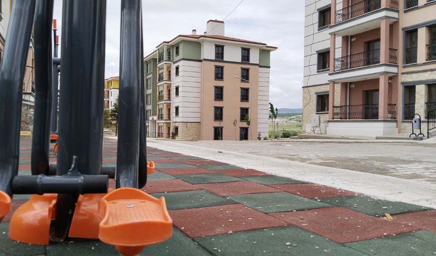 TOKİ, Uşak'ta tamamladığı 324 konutu hak sahiplerine verdi