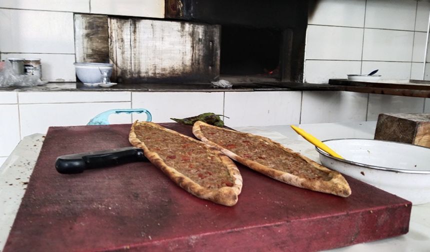 Uşak Kentsel Dönüşüm'deki esnaf, 150 lira olan kıymalı pideyi 100 TL'ye düşürdü