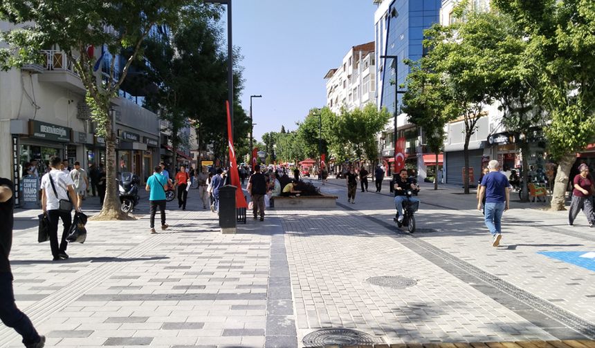 Uşak'ın en işlek caddesine adını veren İsmet İnönü'nün heykeli için tüm vatandaşlara davet!