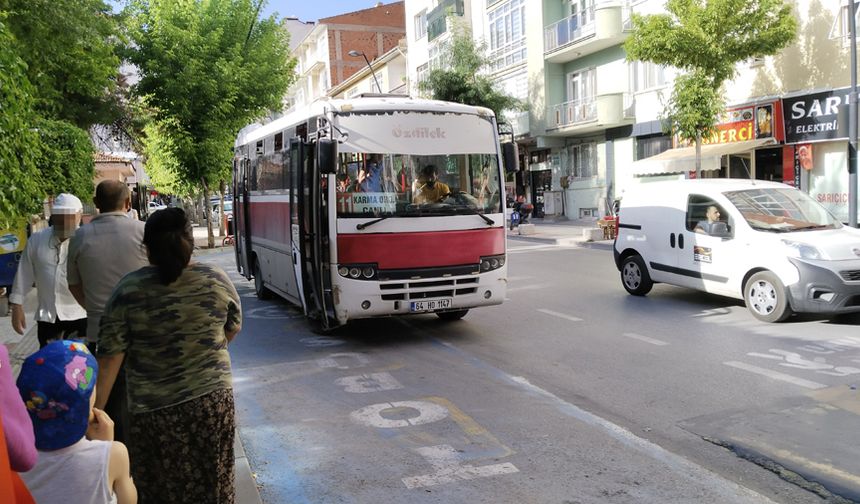 65 YAŞ ÜSTÜ KALKARSA, YOLCU TAŞIMA DAHA UYGUNA YAPILIR
65 yaş üstü yolcuların ücretsiz taşınmasının esnafa ve vatandaşa zarar verdiğini belirten Uşak Şoförler ve Otomobilciler Odası Başkanı Mustafa Korkmaz, bakanlığın otobüsçü esnafı yerine, 65 yaş üstünün bireysel hesaplarına para yatırmasının daha doğru olacağını söyledi. 65 yaş üstünün günlük otobüse biniş durumu hesap edilerek para almanın daha yerinde olduğunu belirten Korkmaz, “Hükümetten her hangi bir iptal kararı yok ve Burdur’daki otobüsçü arkadaşlarımız artık taşımayı yapmayacağız diye bir karar aldı. Ben bunun Burdur nezdinde değil, Türkiye genelinde olmasını istedim. Bu karar 2016 yılında çıktı ve 2016’da 600 TL destek alıyorduk ve birkaç yıl hiç zam olmadan devam etti ve sonra 800’e çıktı, 1200’e ve 1800’e çıktı ve şimdi de 2700’e çıktı. 3 ayda 2700’e çıkmış ve bu para da artık kurtarmıyor. Aldığımız 2700 TL para, yaklaşık olarak 220 yolcuya tekabül ediyor ve Uşak’ın yüzde 25’i ücretsiz biniyor. Bizim günde maksimum 10 kişi taşımamız lazım. Her seferde ortalama 10 kişi biniyor ve günlük en az 70 yolcuya kadar tekabül ediyor. Aylık ortalama 3 bin kişi bedava biniyor. Ücretsiz taşıma olmasaydı bize 10 lira yeterdi ve öğrenciyi de 9 TL yerine 6 lira veya 7 lira yapardık ve kar ederdik. Ücretsiz taşımanın cezası, para ödeyen vatandaşa zam olarak geliyor. Bu ücretsiz taşımanın parasını, vatandaşın hesabına yatırın ve onlar da binsinler. Benim esnafımın da psikolojisi bozuldu ve herkes güle oynaya bu işe devam eder. İnşallah Ekim’de bu kalkar ve herkes de mutlu olur” dedi.
HABERİN DEVAMI İÇİN EKRANI KAYDIRIN