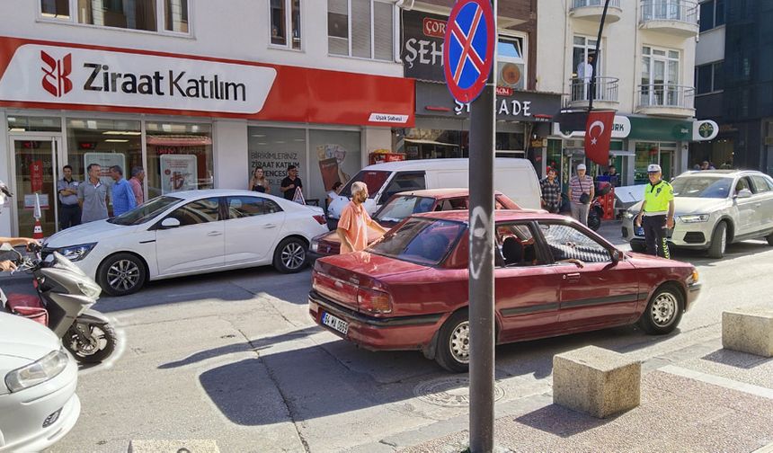 Uşak Barbaros Caddesi'nde trafik Arap saçı gibi!