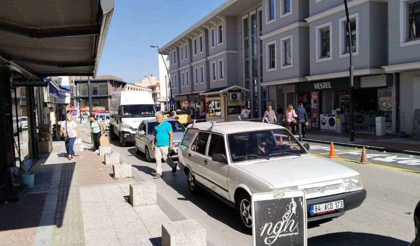 Zaman zaman trafik polislerinin de müdahale ettiği bu görüntülerden biri de dün meydana geldi. Saat 16:00 sıralarında, sürücüsü olmayan ve ikinci parkı yapan bir otomobil nedeniyle araçlar peşi sıra dizildi. Trafik karmaşasından 1 buçuk saat sonra Uşak Belediyesi eski hizmet binasının açılışı yapıldı ve burada protokol araçları sıkıntı çekmesin diye caddeye, 1 Eylül Caddesi’nden gelen araçların girişine izin verilmedi.
HABER VE FOTOĞRAFLAR İÇİN EKRANI AŞAĞIYA KAYDIRIN