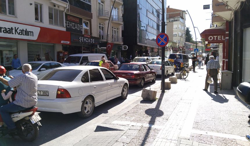 Eski dönemlerde İzmir Yolu olarak bilinen Barbaros Caddesi üzerinden İsmetpaşa yönüne tek sıra park alanı bulunuyor ve aynı istikamette taksi durağı yer alıyor.
Tek sıra park alanına ilave ikinci araç parkları, eski belediye binası yönü ve 1 Eylül Caddesi üzerinden gelen sürücüleri zor duruma sokuyor.
HABER VE FOTOĞRAFLAR İÇİN EKRANI AŞAĞIYA KAYDIRIN