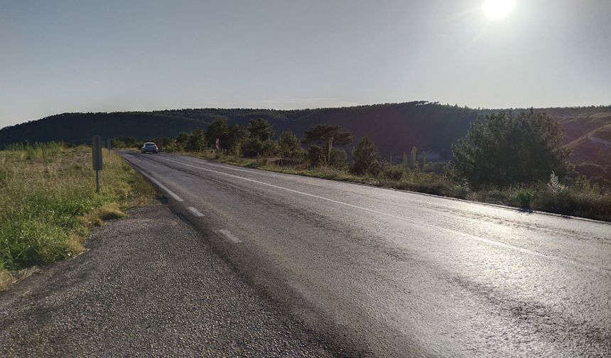 Yolu kullanan sürücüler, Uşak-Gediz ve Simav hattında seyahatin yoğun bir şekilde yapıldığını ve yolun sürücülere özellikle hava karardıktan sonra sıkıntı çıkardığını ifade ediyor. Araç sürücüleri ve şoförler, “Gediz yolu yoğun olarak kullandığımız bir güzergah, çünkü Uşak ve Gediz fiili olarak bir birlerine bağlı 2 yerleşim yeri. Hastane, ticaret, çalışma hayatı, avukatlık ve diğer hizmetler için Uşak’a sık sık gidip gelenler var. Gediz ve Uşak arasındaki yolun bir bölümü çok iyi, fakat Eynihan yol ayrımı ve Emirfakı köyleri arasındaki bölüm uzunca bir süredir yapılmadı ve ayrılmış durumda. Bu güzergahta yol tek şeride düşüyor ve ip gibi bir yerde araçlar gidip gelmek zorunda kalıyor. Gece saatlerinde burada sürücüler zor anlar yaşıyorlar” dedi.
FOTOĞRAF VE HABERİN DEVAMI İÇİN EKRANI AŞAĞIYA KAYDIRIN