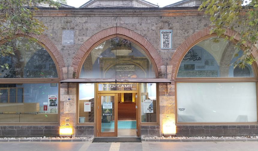 Uşak, Afyon ve Kütahya'nın yer aldığı tüm illerde kısa etek ve dar kıyafet uyarısı