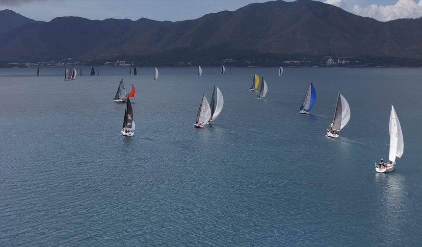 Marmaris'te yat yarışları renkli görüntüler oluşturdu