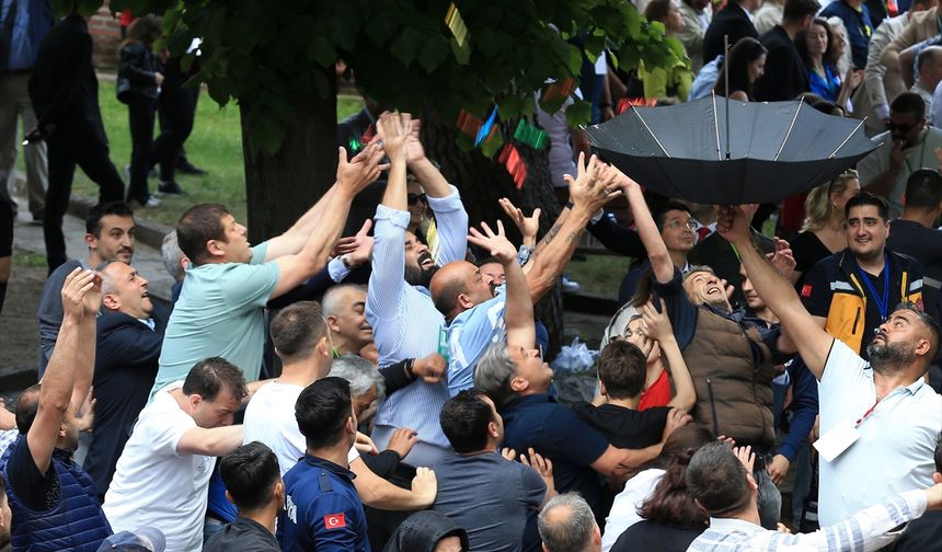 Manisa'da ters şemsiye ile mesir macunu kapma yarışına girdiler