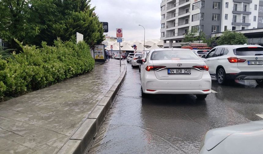 Uşak Atapark nefes alınacak gibi değil! Yoğun trafik nedeniyle egzoz dumanı bölgeyi sarıyor!