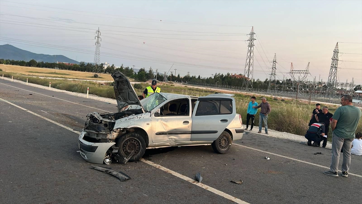 Aa 20250603 38175785 38175784 Usakta Takla Atan Otomobildeki 3 Kisi Yaralandi (1)