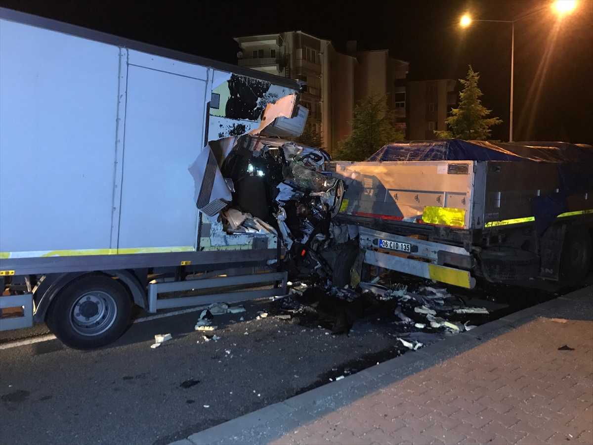 Aa 20250701 38433928 38433921 Usakta Park Halindeki Tira Arkadan Carpan Kamyonetteki 1 Kisi Oldu 1 Kisi Yaralandi (1)