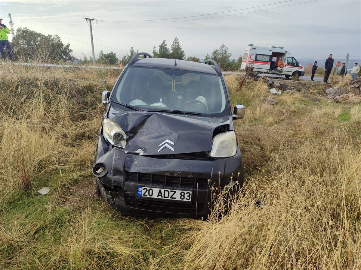 Aa 20251022 39486027 39486025 Usakta Hafif Ticari Aracla Otomobilin Carpismasi Sonucu 5 Kisi Yaralandi (1)