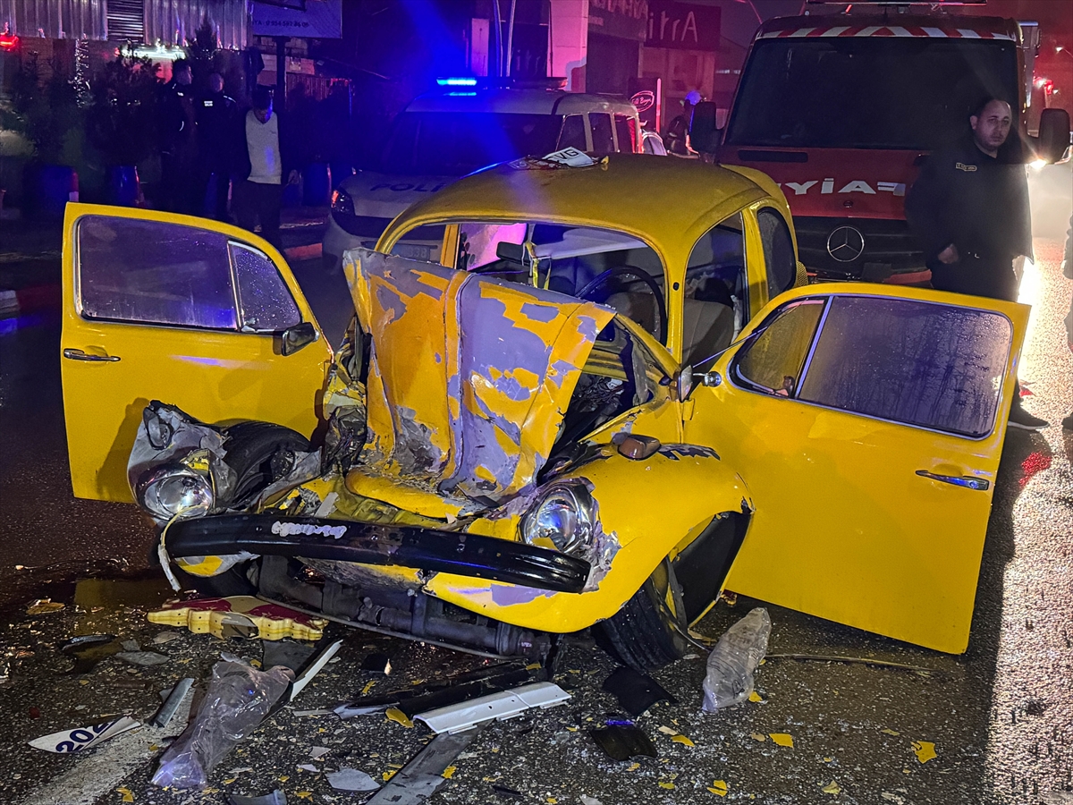 Aa 20251130 39848576 39848574 Usakta Otobuse Arkadan Carpan Otomobildeki 3 Kisi Yaralandi Kopya