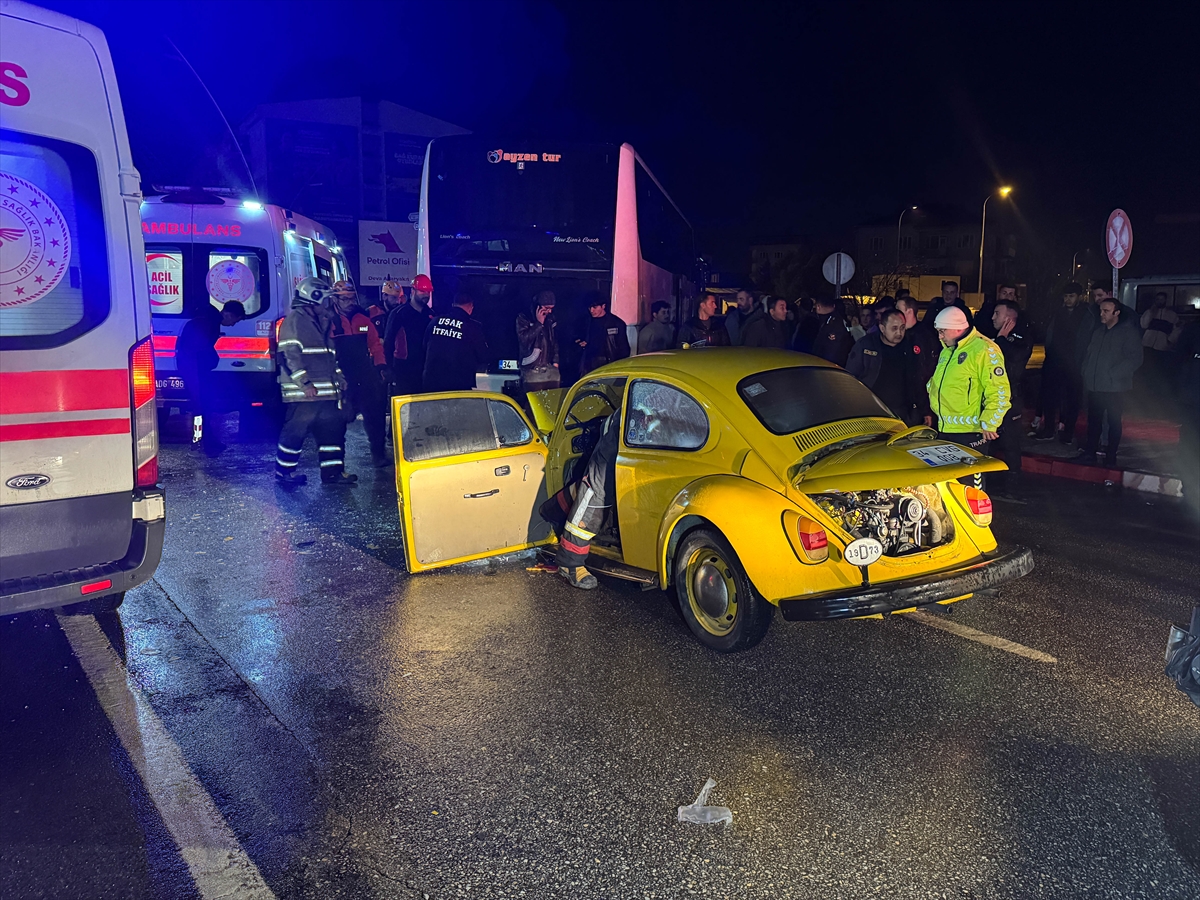 Aa 20251130 39848576 39848575 Usakta Otobuse Arkadan Carpan Otomobildeki 3 Kisi Yaralandi Kopya