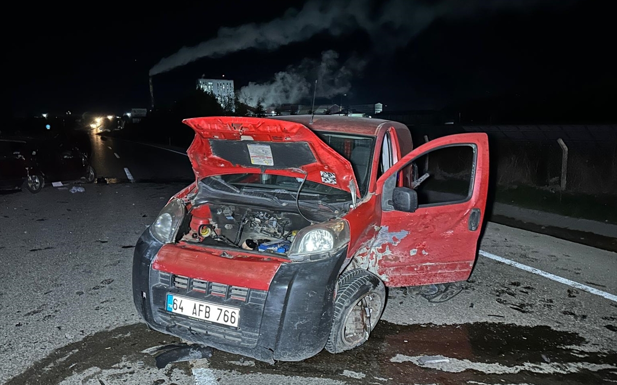 Aa 20251215 39990729 39990728 Usakta Hafif Ticari Arac Ile Otomobilin Carpismasi Sonucu 6 Kisi Yaralandi Kopya