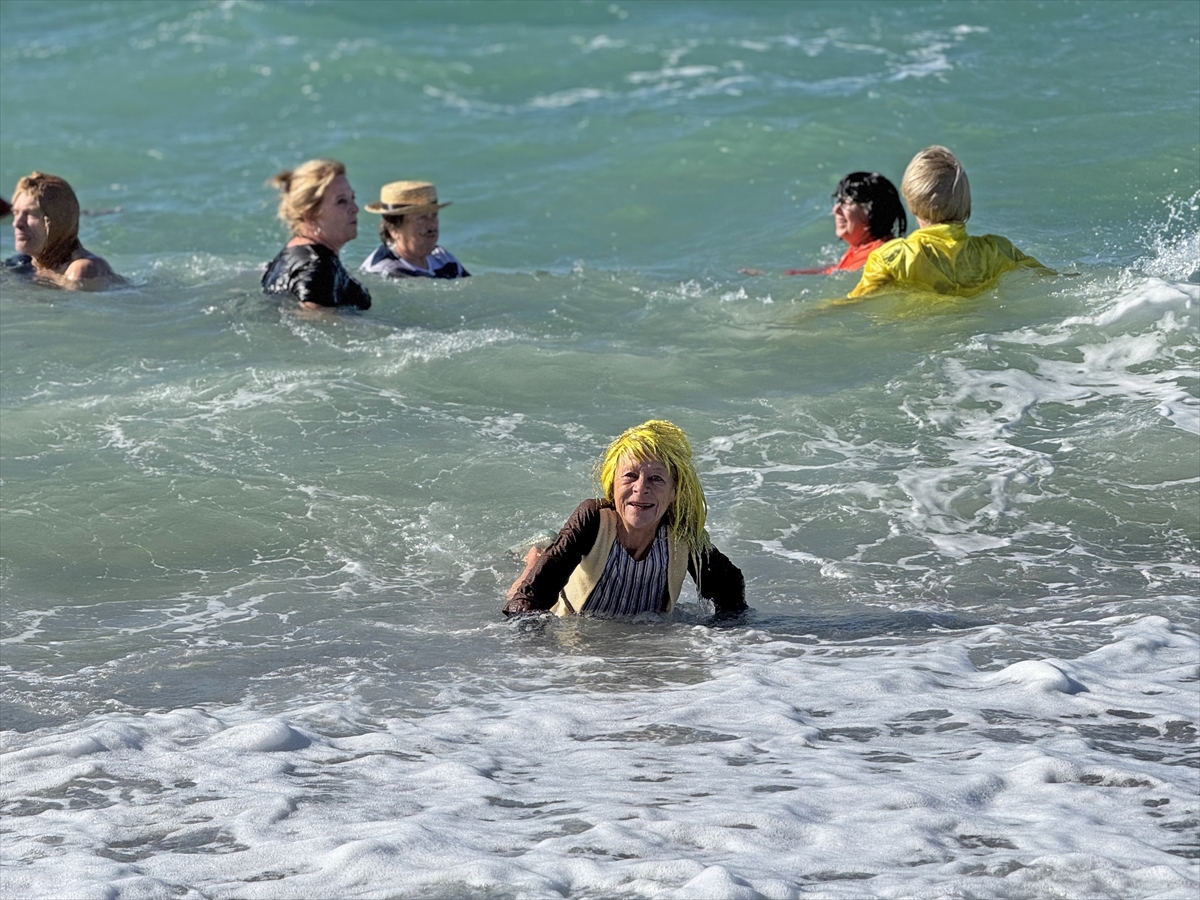 A A 20260101 40135734 40135727 F E T H I Y E D E B I R G R U P Y E N I Y I L I N I L K G U N U N D E K O S T U M L E R I Y L E D E N I Z E G I R D I