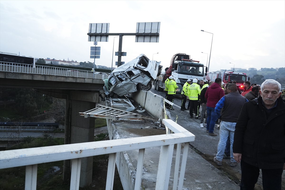 A A 20260122 40337916 40337908 I Z M I R D E H A F I F T I C A R I A R A C A C A R P A N I S M A K I N E S I Y U K L U T I R I N V I Y A D U K T E N D U S M E S I S O N U C U 3 K I S I Y A R A L A N D I