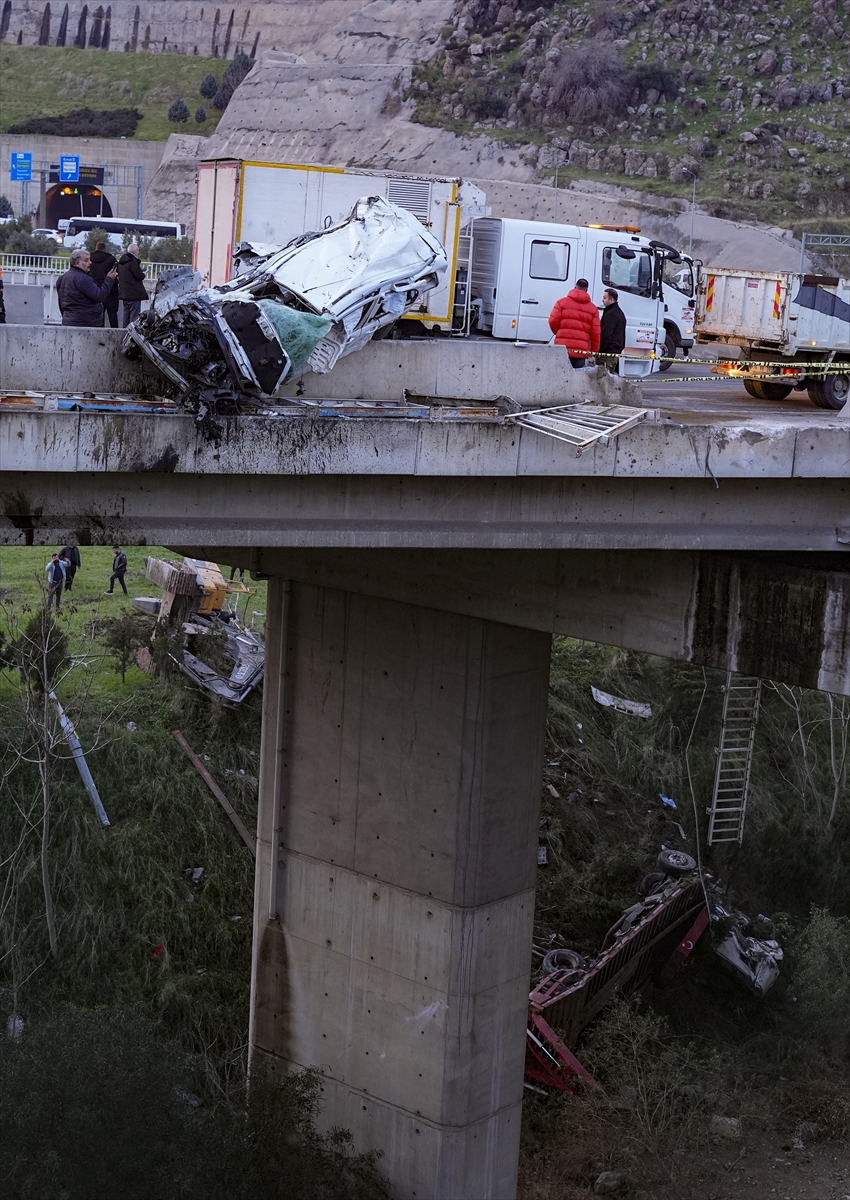 A A 20260122 40337916 40337911 I Z M I R D E H A F I F T I C A R I A R A C A C A R P A N I S M A K I N E S I Y U K L U T I R I N V I Y A D U K T E N D U S M E S I S O N U C U 3 K I S I Y A R A L A N D I