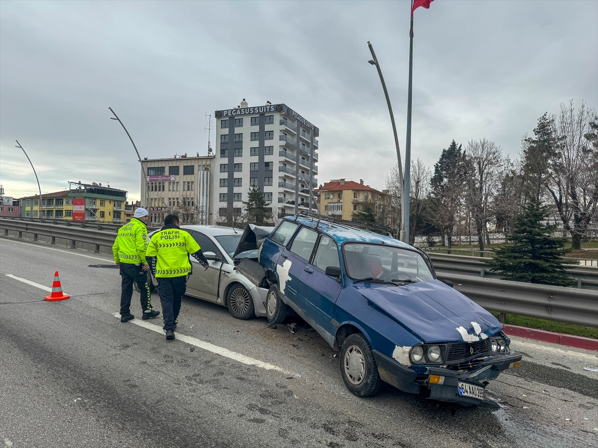 Aa 20260205 40467015 40467012 Usakta 3 Otomobilin Carpismasi Sonucu 4 Kisi Yaralandi (1)